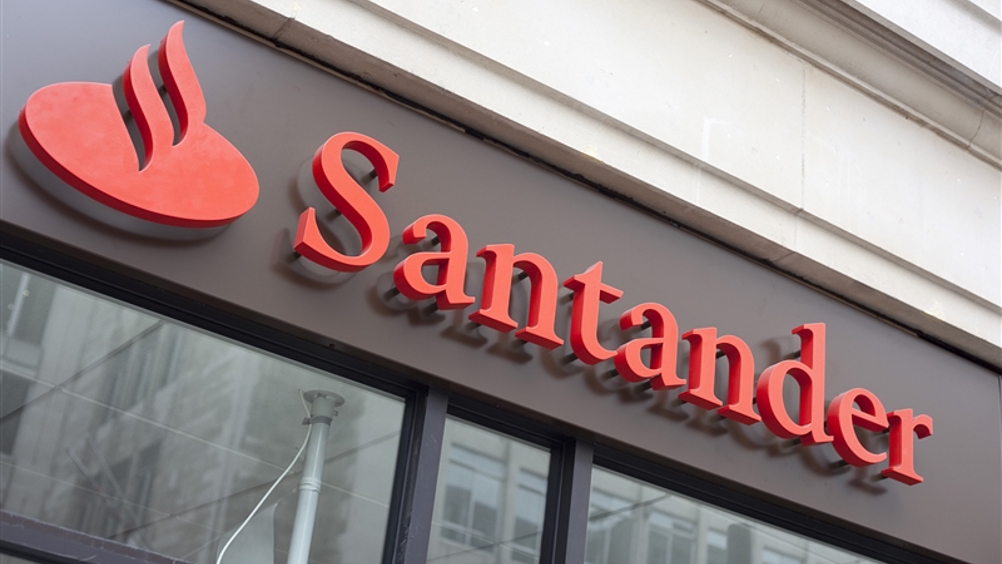 HR Magazine Santander launches apprenticeship scheme for school leavers and existing staff