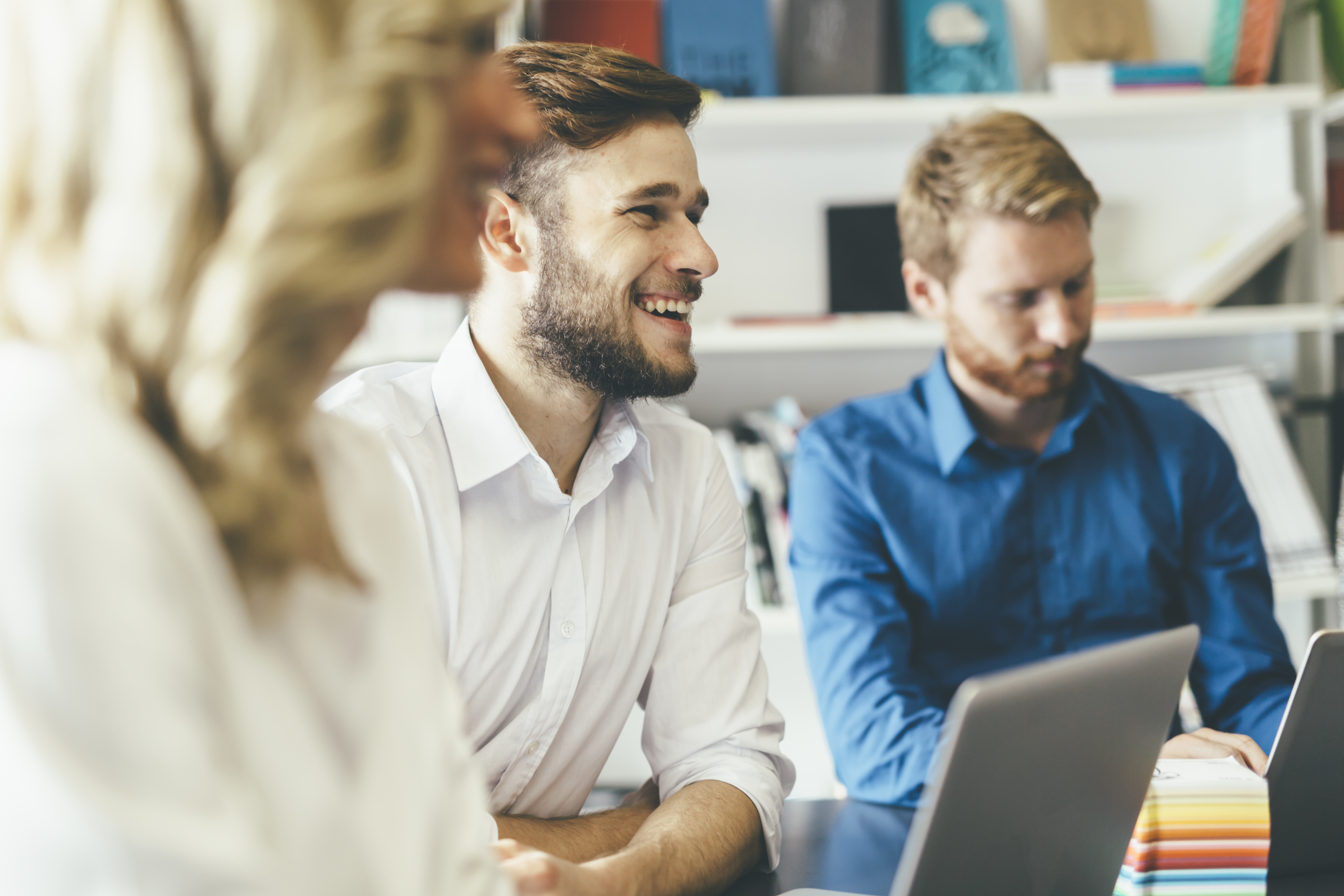 Staffing in management. Люди в офисе. Ребята в офисе. Люди в офисе смеются. Офисный работник.
